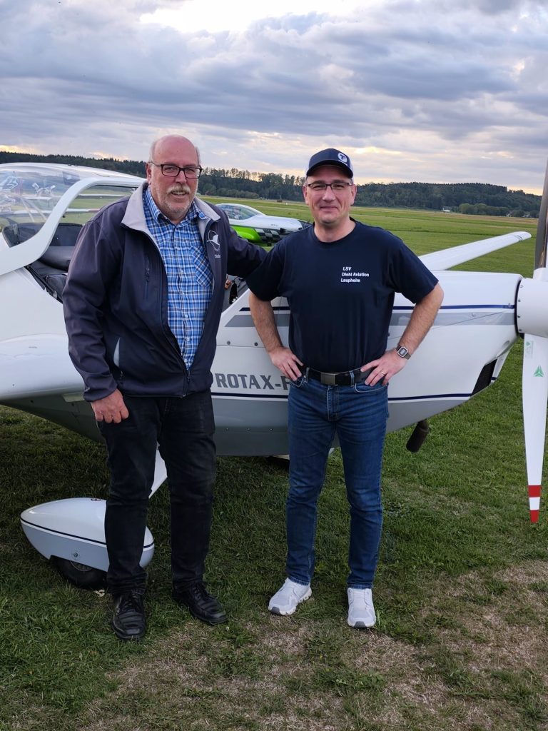 Enis(rechts im Bild) mit seinem Prüfer nach erfolgreicher Mission